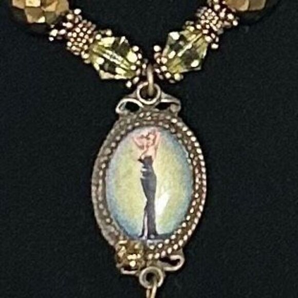 Vintage Women's Pendant Sautoir Necklace 17" White & Gold Pin-Up Design Jewelry - Picture 1 of 9